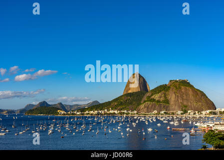 Vue sur le Pain de Sucre, Botafogo et la baie de Guanabara avec les bateaux et les collines Banque D'Images