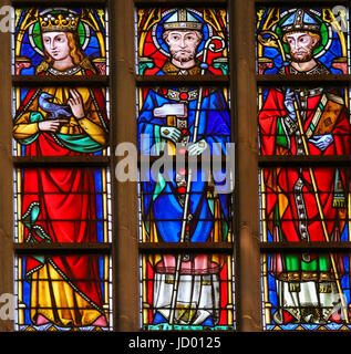 Vitrail représentant des saints catholiques y compris Saint Eloi ou Eloy de la Cathédrale Saint-Bavon de Gand, en Flandre, Belgique. Banque D'Images