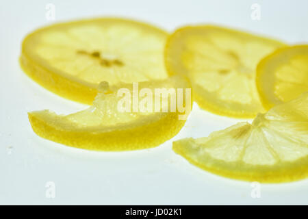 Freshly sliced citrons sur fond blanc. Banque D'Images