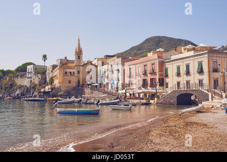 Iles Eoliennes - Lipari - Sicile - Harbour, à l'église en arrière-plan Banque D'Images