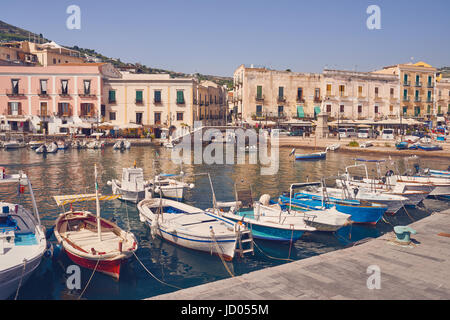 Iles Eoliennes - Lipari - Sicile - Harbour Banque D'Images