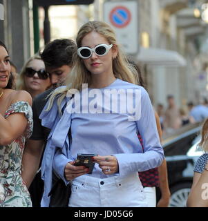 * Taxe spéciale * Milan, Chiara Ferragni shopping avec sa sœur Valentina La Célèbre blogueuse de mode du moment, CHIARA FERRAGNI, arrive dans le centre et avec sa sœur Valentina et son amie Martina entre dans la boutique Gucci pour le shopping. Chiara Ferragni quitte après plus d'une heure, et l'attendre à l'extérieur est une voiture bleue qui va la ramener à l'hôtel. SERVICE EXCLUSIF Banque D'Images