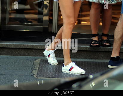 * Taxe spéciale * Milan, Chiara Ferragni shopping avec sa sœur Valentina La Célèbre blogueuse de mode du moment, CHIARA FERRAGNI, arrive dans le centre et avec sa sœur Valentina et son amie Martina entre dans la boutique Gucci pour le shopping. Chiara Ferragni quitte après plus d'une heure, et l'attendre à l'extérieur est une voiture bleue qui va la ramener à l'hôtel. SERVICE EXCLUSIF Banque D'Images