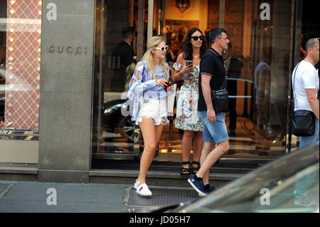 * Taxe spéciale * Milan, Chiara Ferragni shopping avec sa sœur Valentina La Célèbre blogueuse de mode du moment, CHIARA FERRAGNI, arrive dans le centre et avec sa sœur Valentina et son amie Martina entre dans la boutique Gucci pour le shopping. Chiara Ferragni quitte après plus d'une heure, et l'attendre à l'extérieur est une voiture bleue qui va la ramener à l'hôtel. SERVICE EXCLUSIF Banque D'Images