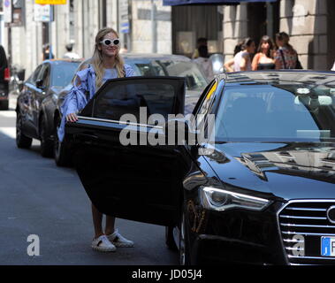 * Taxe spéciale * Milan, Chiara Ferragni shopping avec sa sœur Valentina La Célèbre blogueuse de mode du moment, CHIARA FERRAGNI, arrive dans le centre et avec sa sœur Valentina et son amie Martina entre dans la boutique Gucci pour le shopping. Chiara Ferragni quitte après plus d'une heure, et l'attendre à l'extérieur est une voiture bleue qui va la ramener à l'hôtel. SERVICE EXCLUSIF Banque D'Images