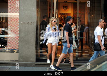 * Taxe spéciale * Milan, Chiara Ferragni shopping avec sa sœur Valentina La Célèbre blogueuse de mode du moment, CHIARA FERRAGNI, arrive dans le centre et avec sa sœur Valentina et son amie Martina entre dans la boutique Gucci pour le shopping. Chiara Ferragni quitte après plus d'une heure, et l'attendre à l'extérieur est une voiture bleue qui va la ramener à l'hôtel. SERVICE EXCLUSIF Banque D'Images