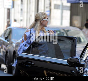 * Taxe spéciale * Milan, Chiara Ferragni shopping avec sa sœur Valentina La Célèbre blogueuse de mode du moment, CHIARA FERRAGNI, arrive dans le centre et avec sa sœur Valentina et son amie Martina entre dans la boutique Gucci pour le shopping. Chiara Ferragni quitte après plus d'une heure, et l'attendre à l'extérieur est une voiture bleue qui va la ramener à l'hôtel. SERVICE EXCLUSIF Banque D'Images