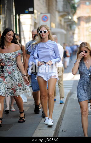 * Taxe spéciale * Milan, Chiara Ferragni shopping avec sa sœur Valentina La Célèbre blogueuse de mode du moment, CHIARA FERRAGNI, arrive dans le centre et avec sa sœur Valentina et son amie Martina entre dans la boutique Gucci pour le shopping. Chiara Ferragni quitte après plus d'une heure, et l'attendre à l'extérieur est une voiture bleue qui va la ramener à l'hôtel. SERVICE EXCLUSIF Banque D'Images