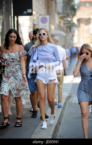 * Taxe spéciale * Milan, Chiara Ferragni shopping avec sa sœur Valentina La Célèbre blogueuse de mode du moment, CHIARA FERRAGNI, arrive dans le centre et avec sa sœur Valentina et son amie Martina entre dans la boutique Gucci pour le shopping. Chiara Ferragni quitte après plus d'une heure, et l'attendre à l'extérieur est une voiture bleue qui va la ramener à l'hôtel. SERVICE EXCLUSIF Banque D'Images