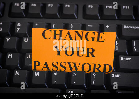 Papier remarque avec expression changer votre mot de passe sur noir clavier de l'ordinateur. Concept de sécurité Internet. Close up. Banque D'Images