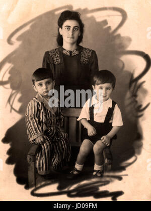 Vintage portrait d'une mère et de son frère. La photo a été prise autour de l'an 1954. Banque D'Images