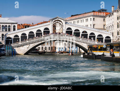 L'Italie, Venise, San Marco.pont du Rialto, le plus ancien des 4 ponts sur Grand Canal, pont en arc de pierre bordée de magasins Banque D'Images