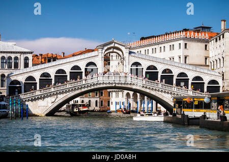 L'Italie, Venise, San Marco.pont du Rialto, le plus ancien des 4 ponts sur Grand Canal, pont en arc de pierre bordée de magasins Banque D'Images