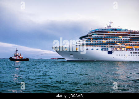 Venise Italie. La ligne voyageurs decks que Costa Luminosa de croisière géant, bateau de croisière quitte Venise avec le remorqueur escort Banque D'Images