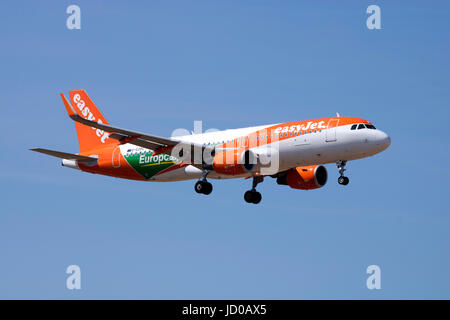 La compagnie aérienne EasyJet Airbus A320-214 [G-EZPC] avec un arrangement de couleur spéciale promotion Europcar. Banque D'Images