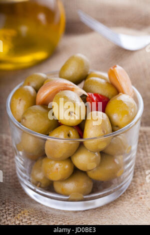 Une poignée d'olives maison sur un verre, des tapas espagnoles typiques Banque D'Images