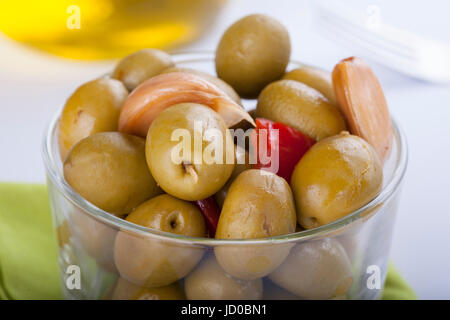 Une poignée d'olives maison sur un verre, des tapas espagnoles typiques Banque D'Images