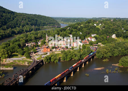 Un train roule à travers le Shenandoah River dans une vue aérienne de la ville de Harpers Ferry, West Virginia qui inclut Historique National Harpers Ferry Banque D'Images