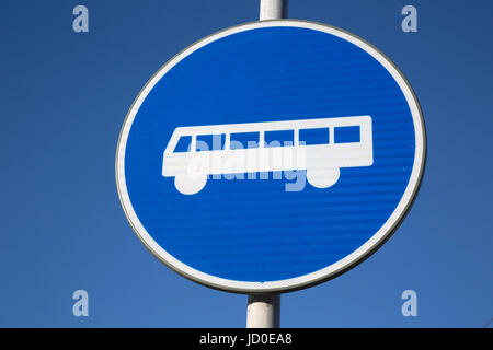 Blue Bus Stop contre le fond de ciel Banque D'Images