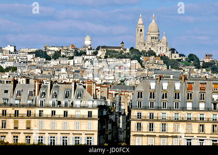 Une vue lointaine de la Basilique du Sacré-Cœur à l'intérieur du Musée d'Orsay à Paris, en France, le 9/26/2015 Banque D'Images