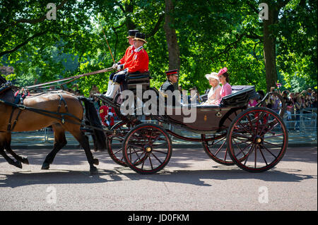 Londres, Royaume-Uni - 17 juin 2017 : la duchesse de Cambridge, duchesse de Cornouailles et le prince Harry voyage en calèche durant la parade du couleur. Banque D'Images