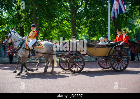 Londres, Royaume-Uni - 17 juin 2017 : Sa Majesté la Reine Elizabeth II et le duc d'Édimbourg voyager en calèche durant la parade du couleur. Banque D'Images