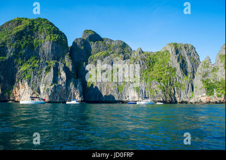 Koh Phi Phi Island à Krabi Thaïlande géographie de dramatique possède des montagnes karstiques de calcaire et les falaises tombant dans l'eau turquoise Banque D'Images