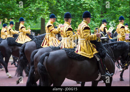 Londres, Royaume-Uni - Juin 13, 2015 : Canada parade bande militaire en formation sur le Mall dans un Royal Parade la cérémonie des couleurs. Banque D'Images