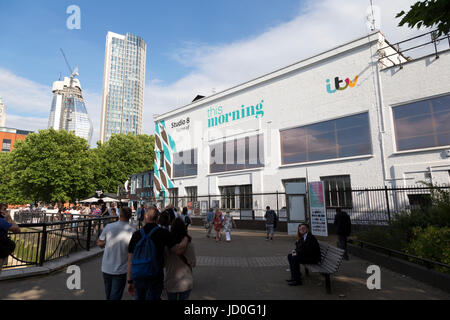 L'extérieur de l'ITV Studio 8 où est enregistré ce matin, Gabriel's Wharf, Southbank, Londres, Angleterre, Royaume-Uni. Banque D'Images