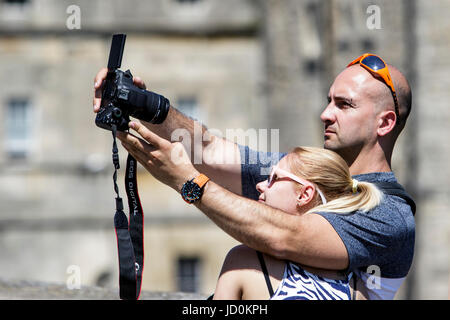 Bath, Royaume-Uni, 17 juin 2017. Comme le Royaume-Uni est prêt à vivre c'est plus chaud week-end de l'année jusqu'à présent,un couple sont représentés comme ils prennent un en face de selfies Pulteney Bridge. Banque D'Images