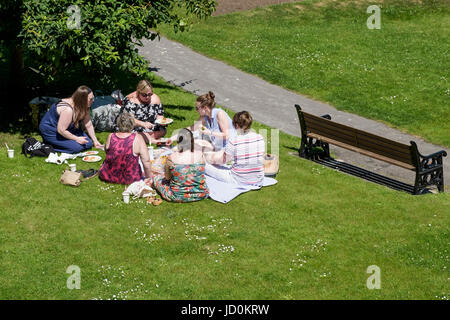 Bath, Royaume-Uni, 17 juin 2017. Comme le Royaume-Uni est prêt à vivre c'est plus chaud week-end de l'année jusqu'à présent, un groupe de femmes bénéficiant du soleil sont représentés un pique-nique dans les jardins de la Parade. Banque D'Images