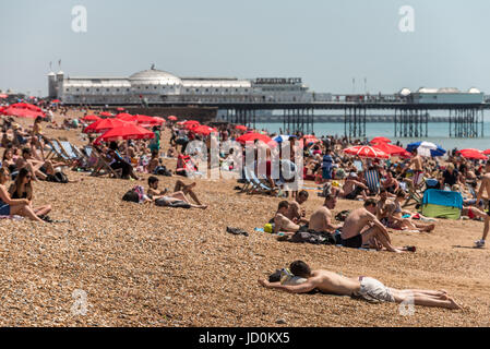 Brighton, UK. 17 Juin, 2017. Les scènes sur la plage de Brighton aujourd'hui Crédit : Andrew Hasson/Alamy Live News Banque D'Images