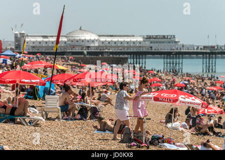 Brighton, UK. 17 Juin, 2017. Les scènes sur la plage de Brighton aujourd'hui Crédit : Andrew Hasson/Alamy Live News Banque D'Images