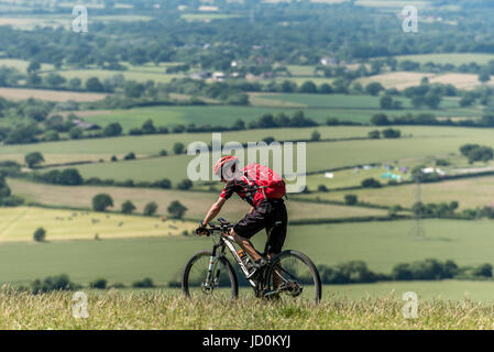 Brighton, UK. 17 Juin, 2017. Randonnée à vélo les South Downs Way, donnant sur la promenade Sussex Weald cet après-midi. Crédit : Andrew Hasson/Alamy Live News Banque D'Images