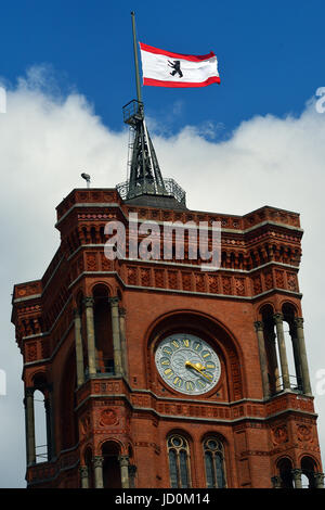 Berlin, Allemagne. 17 Juin, 2017. Le drapeau de l'état allemand de mouches en berne à la mémoire de l'ancien chancelier Helmut Kohl, à Berlin, Allemagne, 17 juin 2017. Helmut Kohl, décédé à l'âge de 87 le 16 juin 2017. Photo : Maurizio Gambarini/dpa/Alamy Live News Banque D'Images