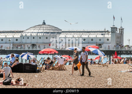 Brighton, UK. 17 Juin, 2017. Les scènes sur la plage de Brighton aujourd'hui Crédit : Andrew Hasson/Alamy Live News Banque D'Images