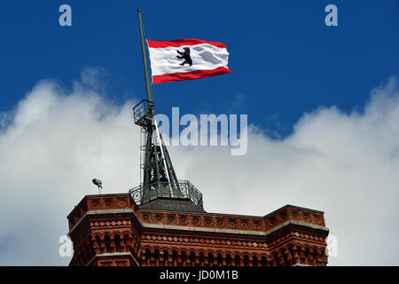Berlin, Allemagne. 17 Juin, 2017. Le drapeau de l'état allemand de mouches en berne à la mémoire de l'ancien chancelier Helmut Kohl, à Berlin, Allemagne, 17 juin 2017. Helmut Kohl, décédé à l'âge de 87 le 16 juin 2017. Photo : Maurizio Gambarini/dpa/Alamy Live News Banque D'Images