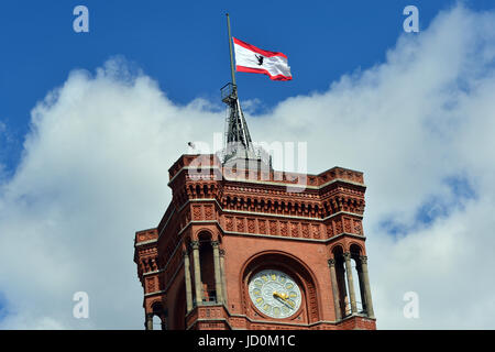 Berlin, Allemagne. 17 Juin, 2017. Le drapeau de l'état allemand de mouches en berne à la mémoire de l'ancien chancelier Helmut Kohl, à Berlin, Allemagne, 17 juin 2017. Helmut Kohl, décédé à l'âge de 87 le 16 juin 2017. Photo : Maurizio Gambarini/dpa/Alamy Live News Banque D'Images