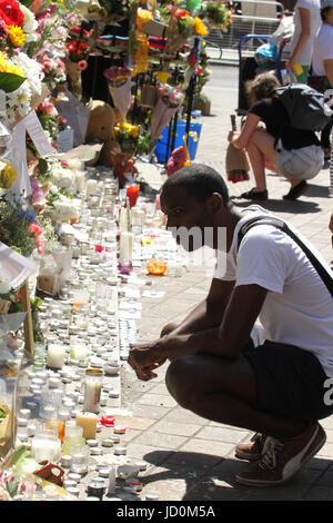 Londres, Royaume-Uni. 16 Juin, 2017. Les gens vu la lecture de messages memorial placée à l'extérieur de l'Église Méthodiste de Notting Hill à la suite de la tour fiire Grenfell. Au moins 30 personnes ont bene morts confirmés avec environ 70 morts et disparus. Crédit : David Mbiyu/Alamy Live News ​ Banque D'Images