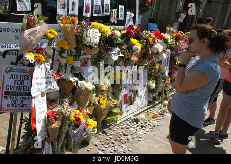 Londres, Royaume-Uni. 16 Juin, 2017. Une femme vu la lecture de messages memorial lieux situés en dehors de l'Église Méthodiste de Notting Hill à la suite de l'incendie de la tour de Grenfell. Au moins 30 personnes ont bene morts confirmés avec environ 70 morts et disparus. Crédit : David Mbiyu/Alamy Live News ​ Banque D'Images