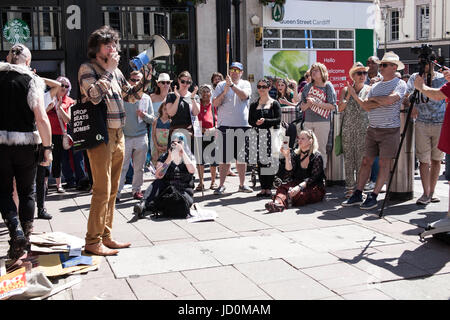 Cardiff, Royaume-Uni. 17 juin, 2017. Rassembler les militants sous l'Aneurin Bevan statue dans le centre-ville de Cardiff pour exiger la démission du parti conservateur Theresa Mai et protester contre l'accord avec le Parti unioniste démocratique de l'Irlande du Nord. Taz Rahman/Alamy Live News Banque D'Images