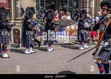 Bolton, Greater Manchester, UK. 17 Juin, 2017. Le Shree Swaminaryan Gadi cornemuses défilent et jouer le corps de cornemuses à travers le centre-ville de Bolton au profit de l'amour nous Manchester et la Croix-Rouge, la collecte de dons pour aider les victimes et les familles de l'attentat de Manchester et d'autres organismes de bienfaisance dans le monde entier. Crédit : Mike Hesp/Alamy Live News Banque D'Images