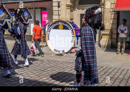 Bolton, Greater Manchester, UK. 17 Juin, 2017. Le Shree Swaminaryan Gadi cornemuses défilent et jouer le corps de cornemuses à travers le centre-ville de Bolton au profit de l'amour nous Manchester et la Croix-Rouge, la collecte de dons pour aider les victimes et les familles de l'attentat de Manchester et d'autres organismes de bienfaisance dans le monde entier. Crédit : Mike Hesp/Alamy Live News Banque D'Images