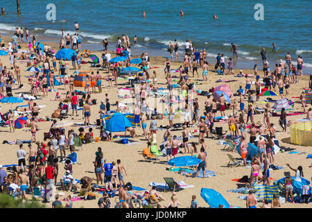 Bournemouth, Dorset, UK. 17 Juin, 2017. Le feu sur la plage de Bournemouth sur la journée la plus chaude de l'année avec des plages bondées sur une journée par temps ensoleillé chaud. Il a été estime qu'une bombe fumigène a été jeté dans les buissons derrière les cabanes de plage à Eastcliff qui ont mis le feu à des buissons d'ajoncs et sont partis en fumée comme les amateurs de plage. Credit : Carolyn Jenkins/Alamy Live News Banque D'Images