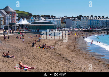 Aberystwyth, Pays de Galles, Royaume-Uni. 17 Juin, 2017. Sur une magnifique journée ensoleillée, les gens profitent du soleil, jouer et nager sur la plage Photo : Alan Hale/Alamy Live News Banque D'Images