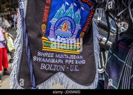 Bolton, Greater Manchester, UK. 17 Juin, 2017. Le Shree Swaminaryan Gadi cornemuses défilent et jouer le corps de cornemuses à travers le centre-ville de Bolton au profit de l'amour nous Manchester et la Croix-Rouge, la collecte de dons pour aider les victimes et les familles de l'attentat de Manchester et d'autres organismes de bienfaisance dans le monde entier. Crédit : Mike Hesp/Alamy Live News Banque D'Images