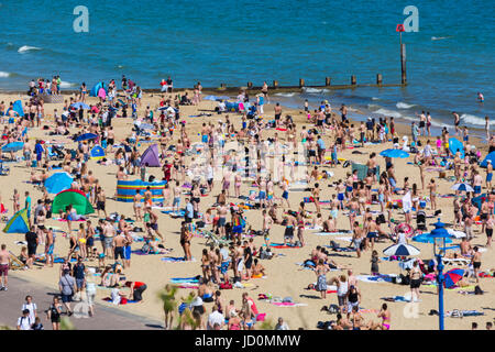 Bournemouth, Dorset, UK. 17 Juin, 2017. Le feu sur la plage de Bournemouth sur la journée la plus chaude de l'année avec des plages bondées sur une journée par temps ensoleillé chaud. Il a été estime qu'une bombe fumigène a été jeté dans les buissons derrière les cabanes de plage à Eastcliff qui ont mis le feu à des buissons d'ajoncs et sont partis en fumée comme les amateurs de plage. Credit : Carolyn Jenkins/Alamy Live News Banque D'Images