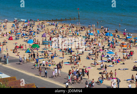 Bournemouth, Dorset, UK. 17 Juin, 2017. Le feu sur la plage de Bournemouth sur la journée la plus chaude de l'année avec des plages bondées sur une journée par temps ensoleillé chaud. Il a été estime qu'une bombe fumigène a été jeté dans les buissons derrière les cabanes de plage à Eastcliff qui ont mis le feu à des buissons d'ajoncs et sont partis en fumée comme les amateurs de plage. Credit : Carolyn Jenkins/Alamy Live News Banque D'Images