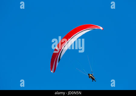 Bournemouth, Dorset, UK. 17 Juin, 2017. Météo France : eau chaude journée ensoleillée avec un ciel bleu et soleil ininterrompue. Birds eye view from above - glisse parapente au-dessus. Credit : Carolyn Jenkins/Alamy Live News Banque D'Images