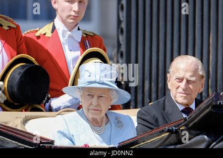 Londres, Royaume-Uni. 17 Juin, 2017. La Reine et le duc d'Edinbugh quittent le palais de Buckingham pour Horse Guards Parade au cours de la parade la couleur à Londres, au Royaume-Uni. 17 Juin, 2017. Le Prince Phillip Duc d'Édimbourg. {TemporaryField3 Crédit : Julie Edwards/Alamy Live News Banque D'Images